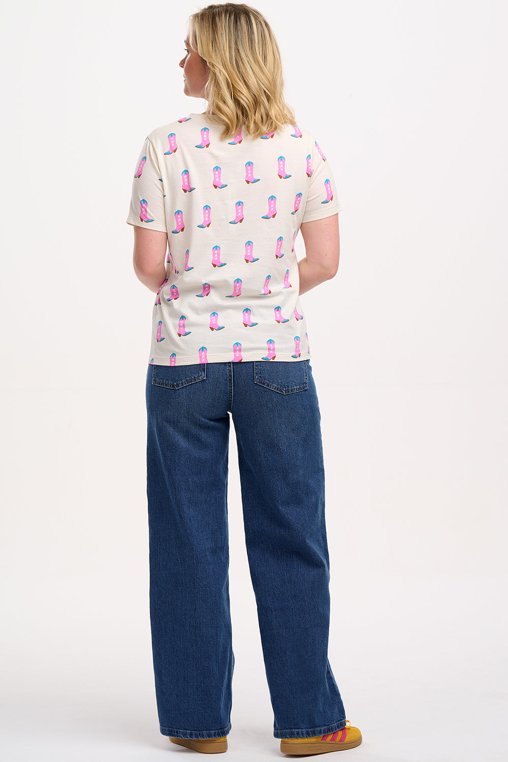 Maggie T-shirt - Off-White, Cowgirl Boots